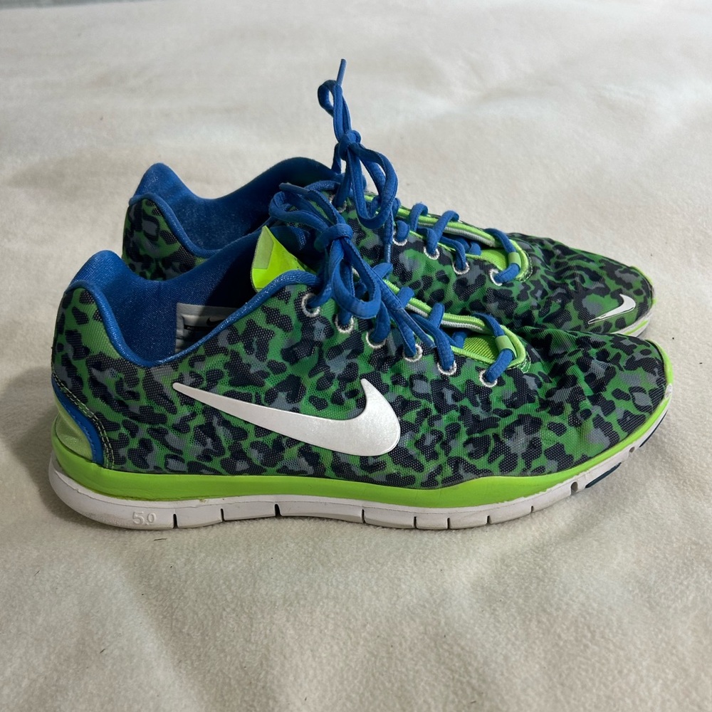 Nike women’s size 9 green shoes.